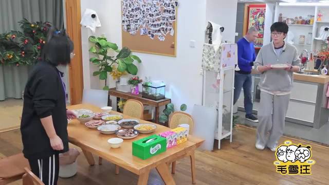 刚出锅的大饺子！冯小刚一口饺子一口蒜，吃相看呆毛不易