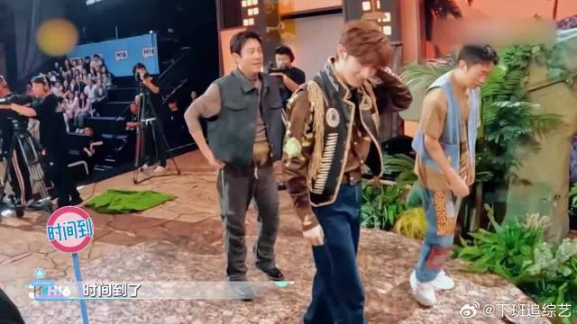 蔡国庆演海盗，说变脸就变脸，何炅差点笑岔气！