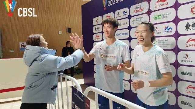 羽超联赛黄雅琼魏雅欣互动调侃，刘雨辰催促采访结束