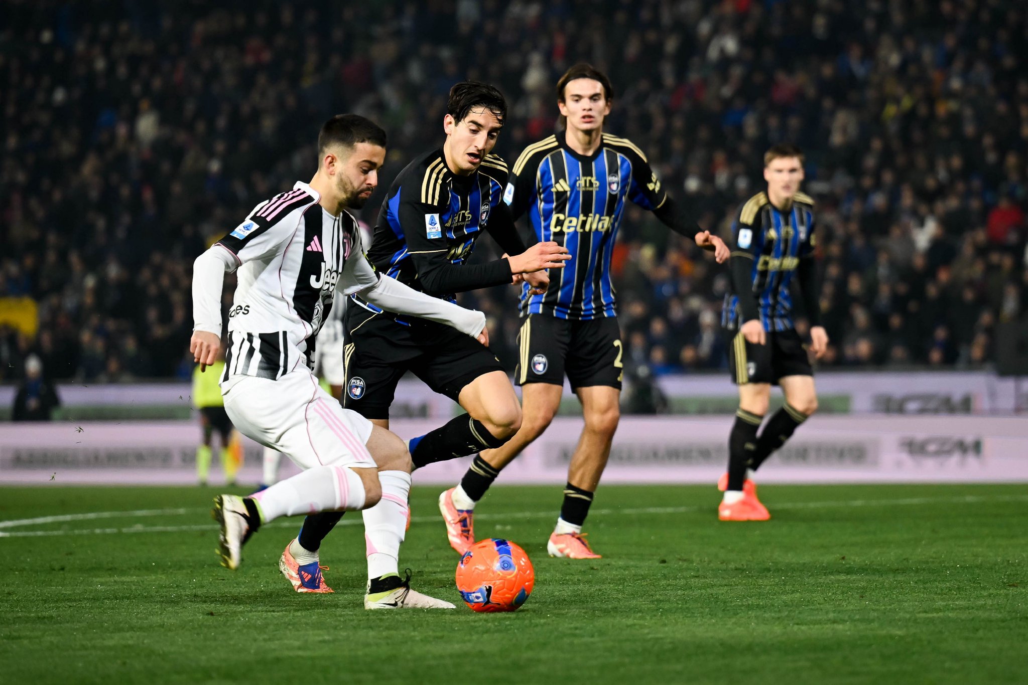 热格罗瓦带球突破助尤文2比0胜比萨