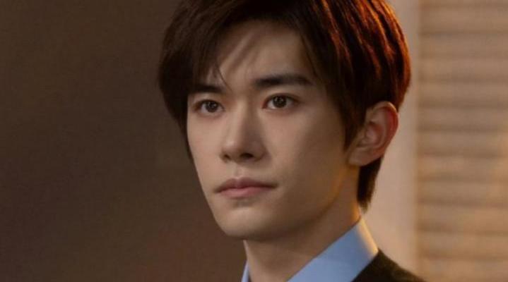 安利官上线！易烊千玺捏泥塑专注又吸睛