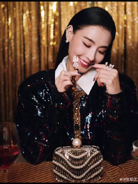 张柏芝佩戴珍珠耳骨夹亮相微博跨年狂欢节