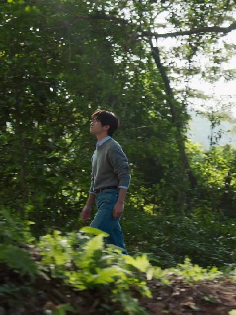 易烊千玺诠释向上生长力量，陪伴粉丝新年前行