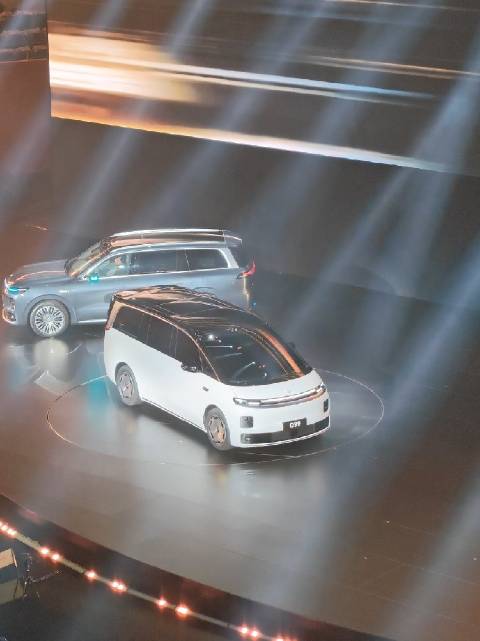 零跑D99来了！如果十分满分，这台MPV的颜值能打几分？