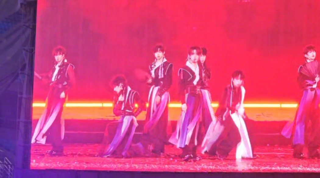 骁新音舞台 苏新皓余宇涵邓佳鑫陈奕恒王橹杰杨博文陈浚铭演唱《骁》舞台