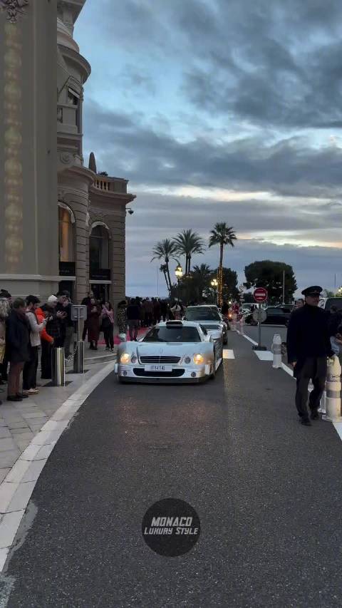 摩纳哥街头，头哥驾驶者极稀有的CLK GTR