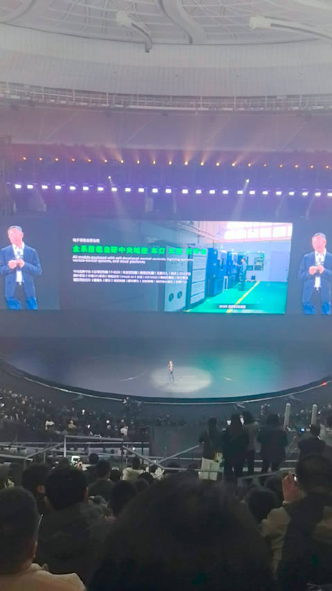 杭州奥体中心体育馆8000人见证零跑汽车十周年庆典