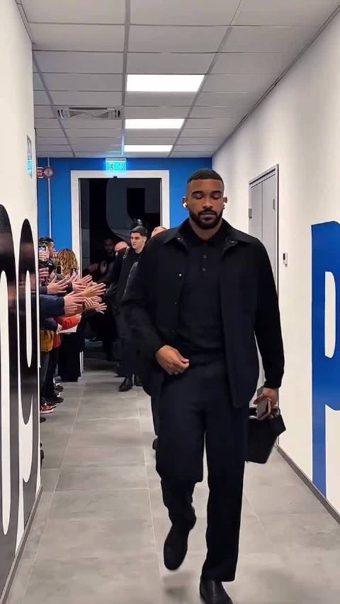 到达球场的第一件事—— 感受脚下的草皮