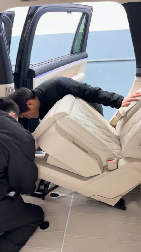 我这台蔚来ES8的固特异脚垫装了快5个小时