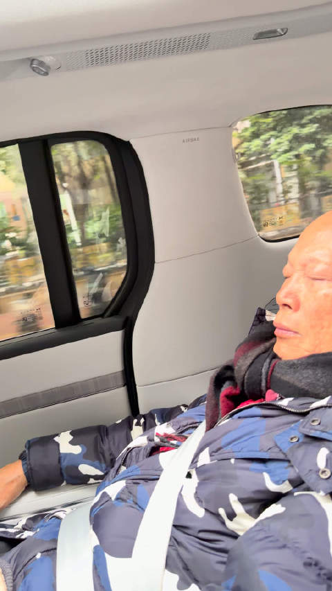罗家英老师在小鹏X9超级增程的零重力座椅上睡着了