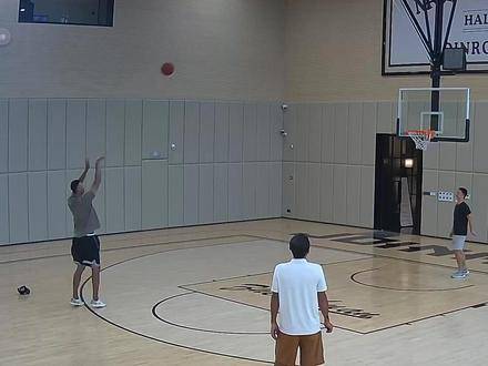 原视频一手跟拍镜头来了，这位大哥进球的瞬间简直帅炸