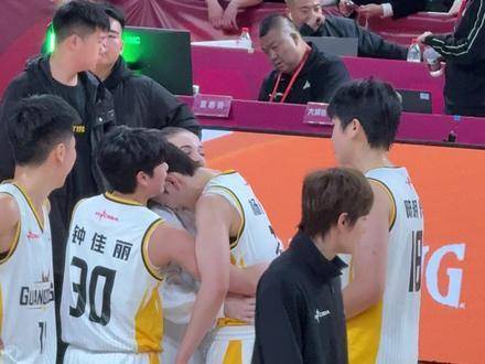 小杨舒予被姐姐说得泪眼婆娑