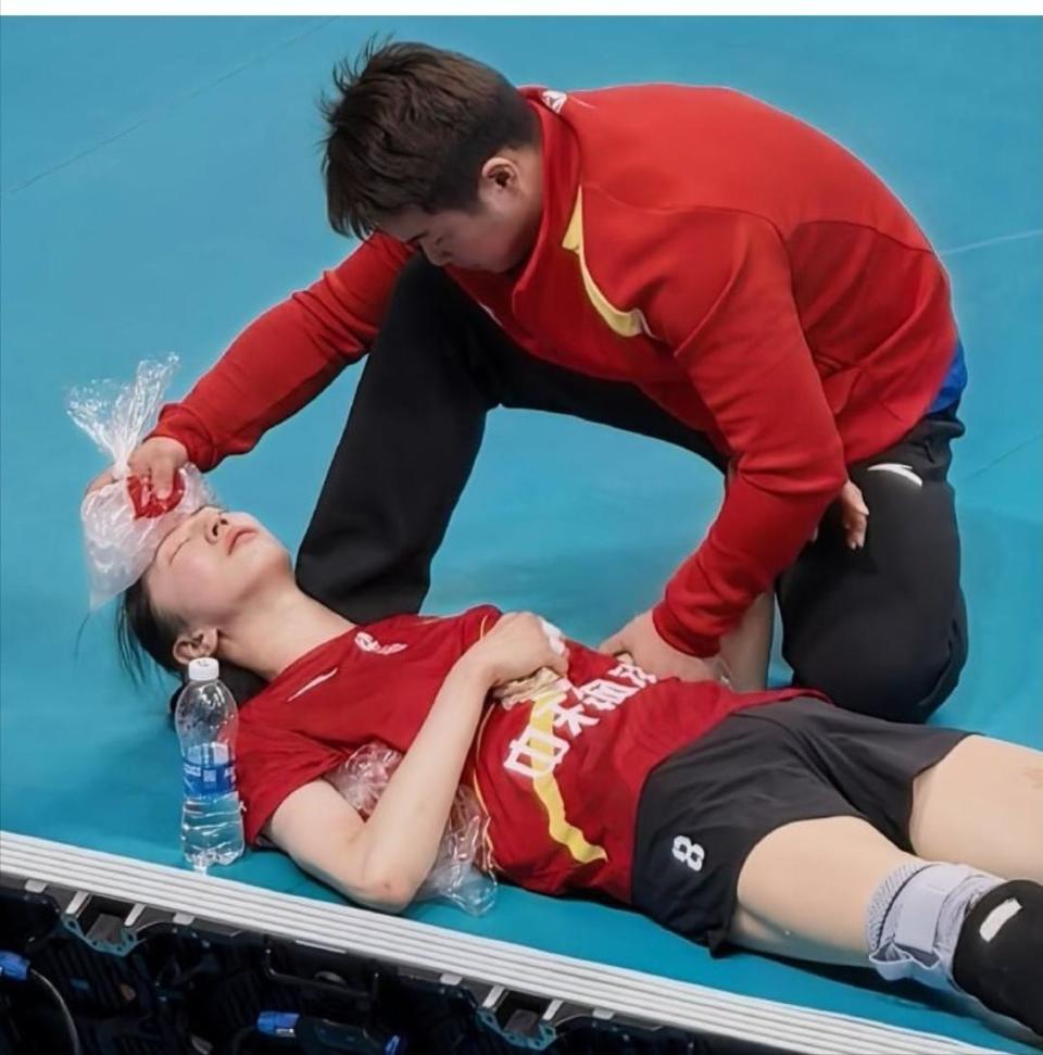 吴梦洁发文回应伤病！董禹含膝伤缺席比赛，勿让李盈莹悲剧再重演