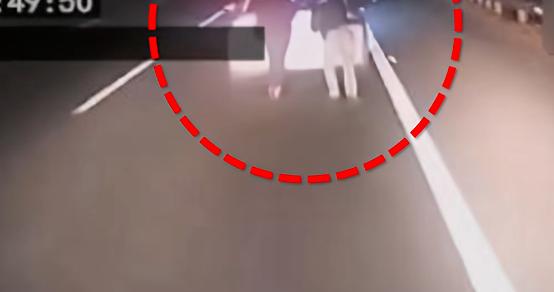 新能源车高速上电量耗尽，2人下来推车被撞身亡！