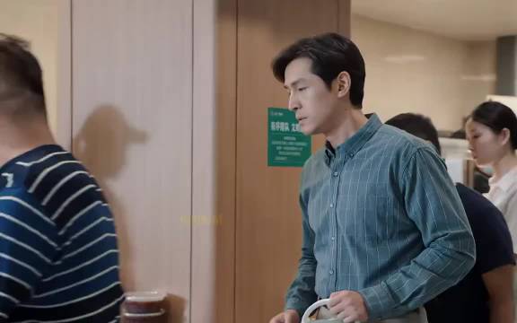 县委大院：梅书记以普通人的身份帮住院的妈妈打饭遭怼