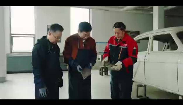 魏建军探访成都老爷车博物馆，化身维修工亲自动手