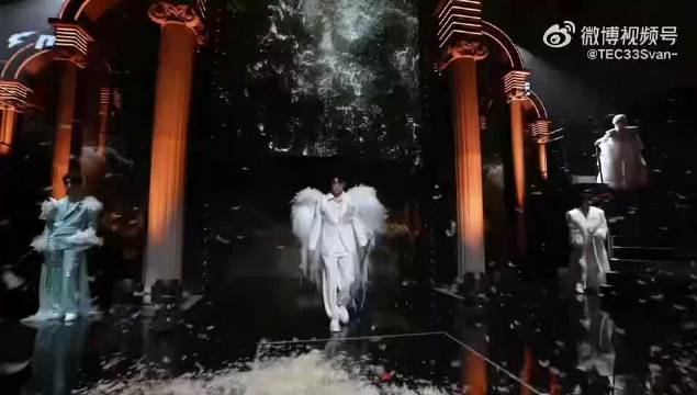 孙杨与33同框身高差引热议