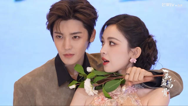 古力娜扎侯明昊三连拍给我看爽了，好顶的两张脸 ！