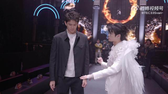 孙杨亮相和平精英嘉年华红毯，西装造型引关注