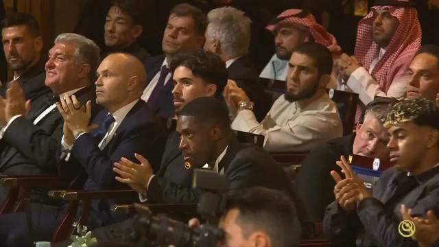 若塔父母出席环球奖颁奖礼获特别纪念奖