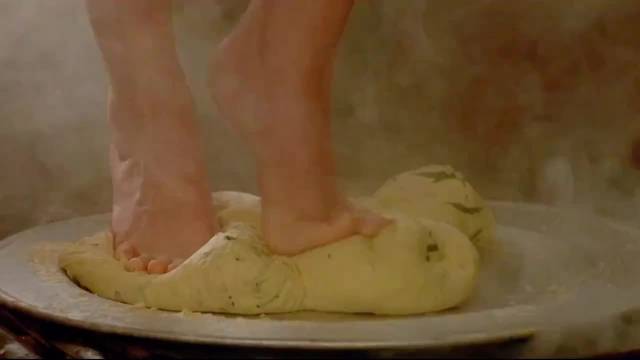 李小冉用脚揉面 谁想吃？