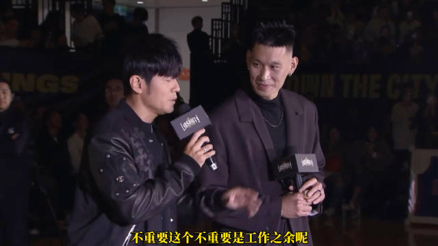 周杰伦现身林书豪球衣退役仪式