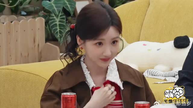 张彬彬带毛不易练八段锦，嘴里还振振有词，毛晓彤都笑疯