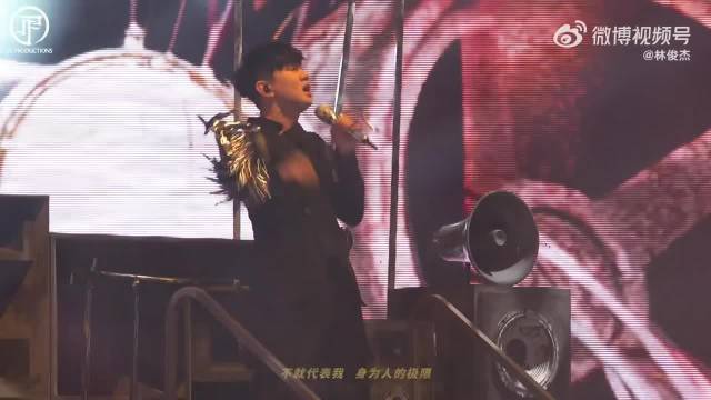 林俊杰晒全家福庆生，与传闻女友同框