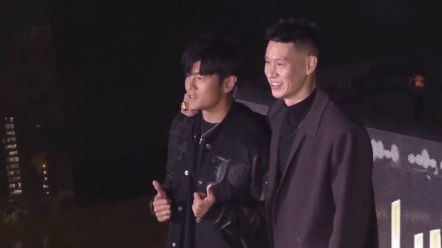 周杰伦惊喜亮相林书豪球衣退役仪式，合唱《说好不哭》