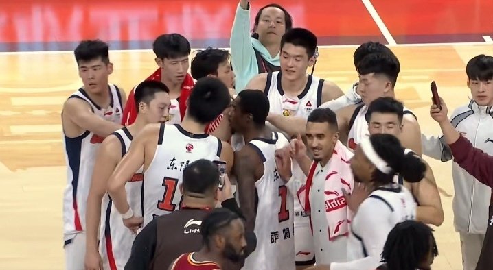 广东客战天津，杜锋态度大变，胡明轩状态惹争议，朱芳雨引援成功