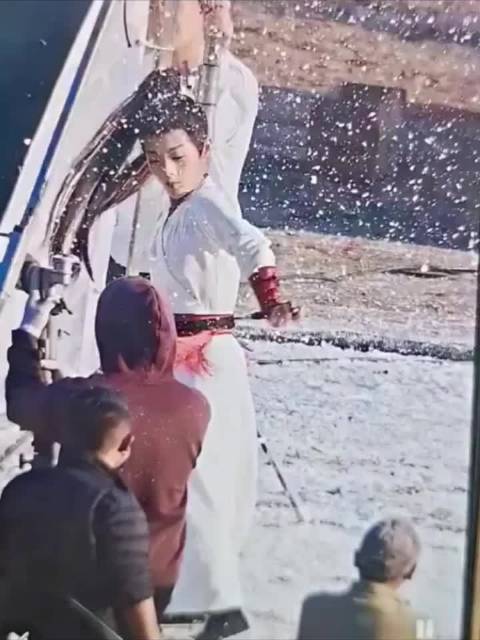 陈丽君白衣高马尾演绎木兰行，舞剑动作飒爽利落