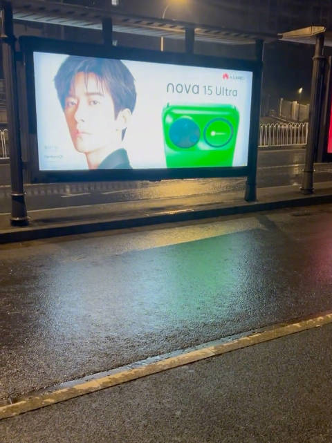 易烊千玺是猫的一些证据：网友遛狗，狗狗看到千玺的广告牌吓得不敢走了