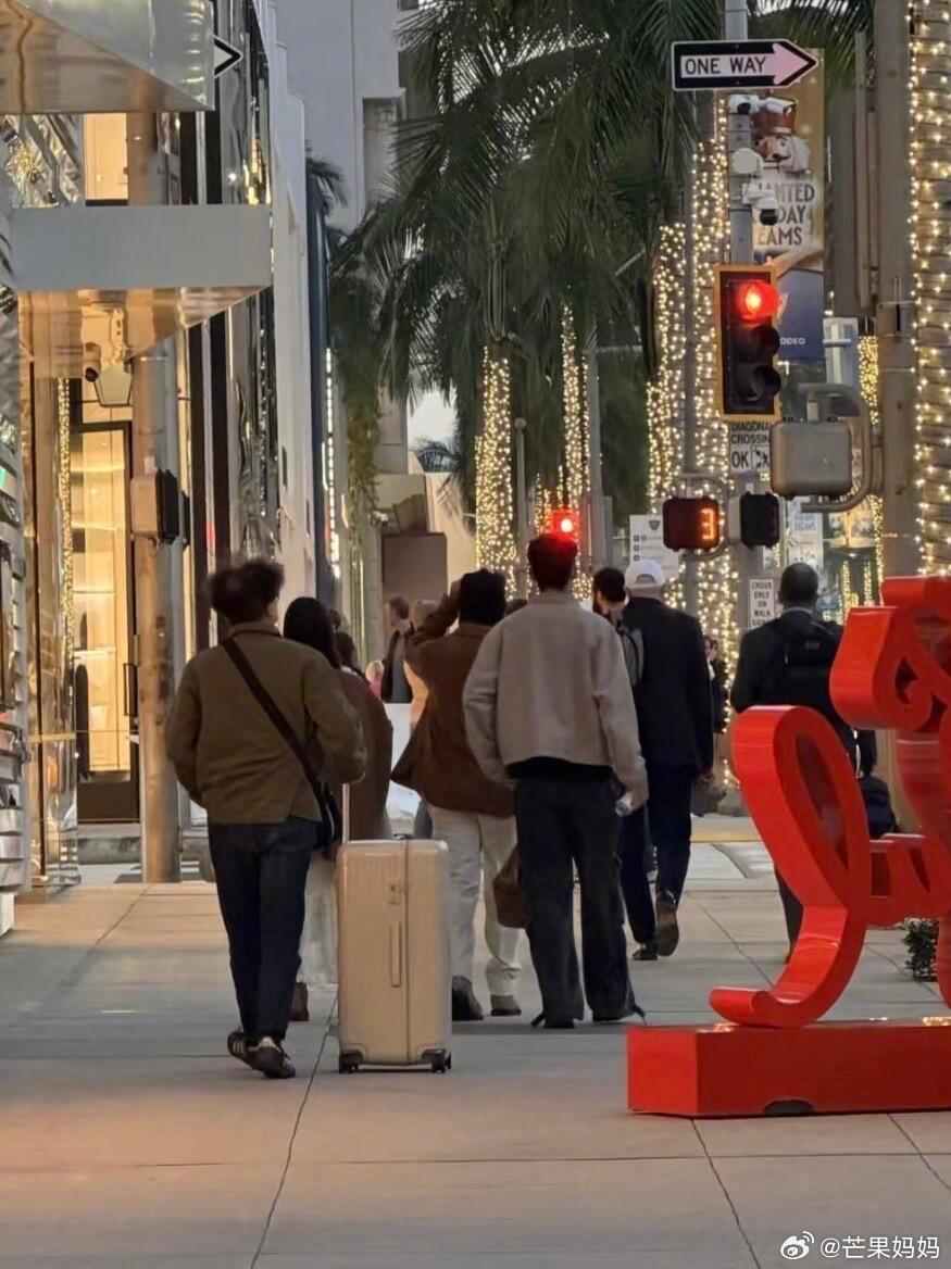 林俊杰母亲寿辰官宣恋情，此前情侣装现身洛杉矶