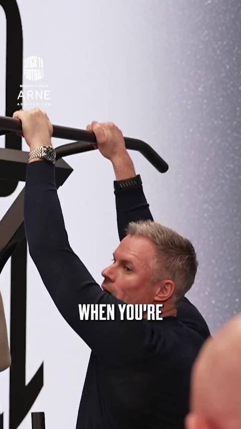 前利物浦后卫卡拉格节目挑战10个引体向上为团队赢20分