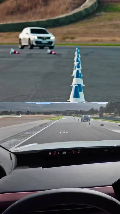 全新宝马iX3蛇形绕桩动态出色，底盘表现稳定