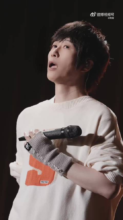 阿信演唱会摔下舞台获周杰伦等200多则关心简讯