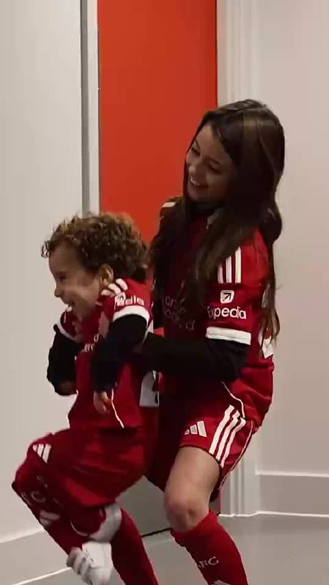 利物浦官推：“小若塔”们在安菲尔德奔跑