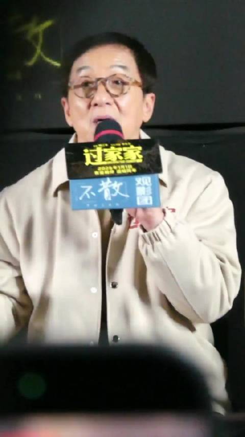 成龙因戏班背景获荐演段小楼，因角色设定推掉霸王别姬