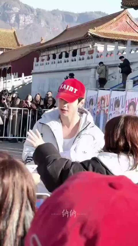 何与新剧双轨收官次日开机，无缝衔接古装首秀