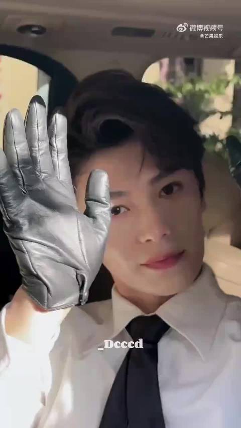 丁禹兮饰演张海虾，南部档案馆探员守护家族荣耀