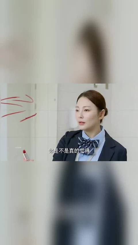 观察女性如何应对心机重重的对手，以智慧和策略反制对方