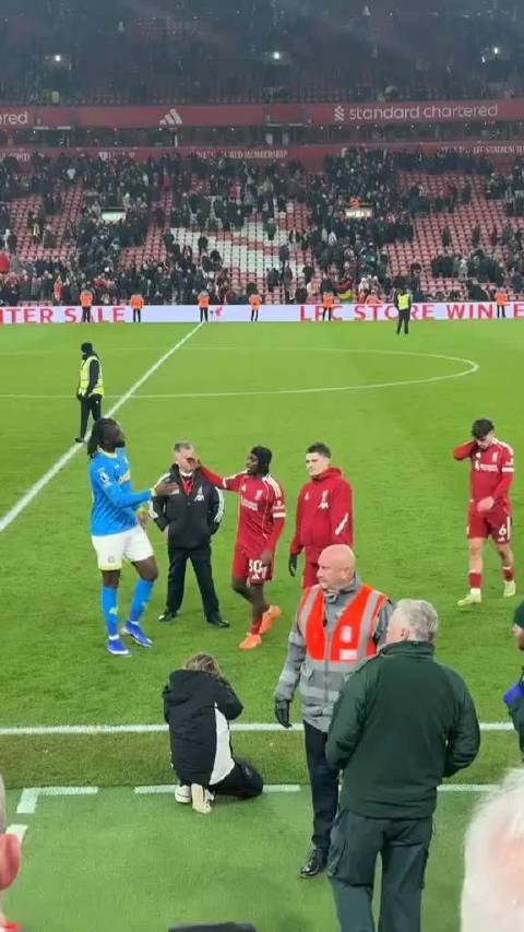 科尔克茨赛后看起来不开心，索博拉他一下，也没给回应