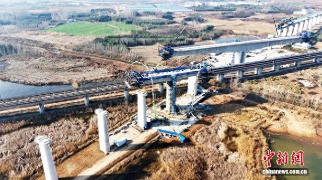 12月27日，沪宁合高铁跨京沪高铁立交特大桥施工现场。安徽省发展改革委供图