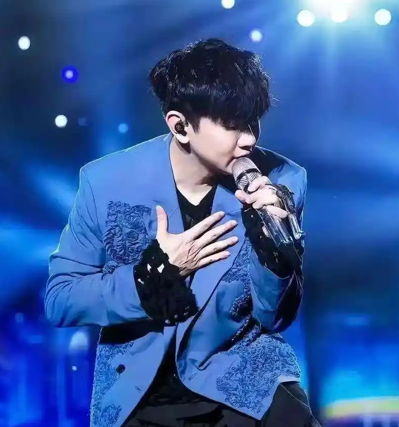 林俊杰正式官宣恋情！陪女友为母亲庆寿，四人同框超温馨