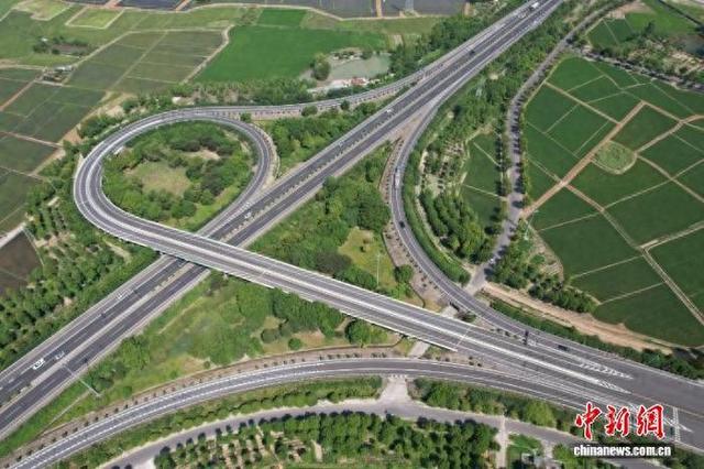 俯瞰甬金高速。 浙江交通集团高速公路绍兴管理中心 供图