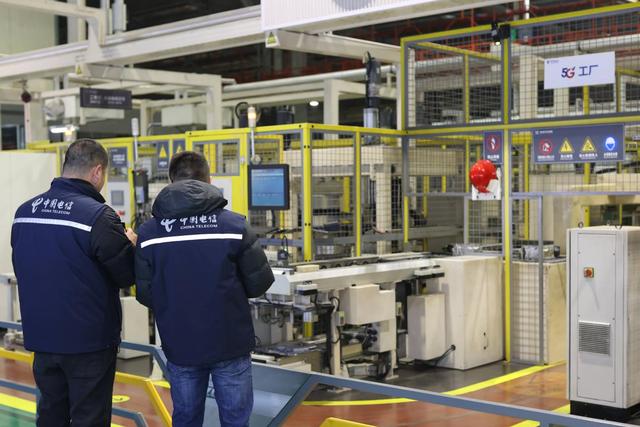 重庆电信工作人员为宗申动力工厂调试网络。重庆电信供图