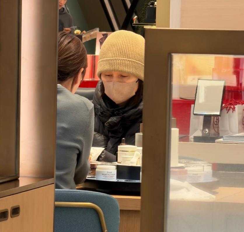 48岁袁泉素颜逛商场被拍，口罩遮半脸仍一眼认出，眼角细纹抢镜