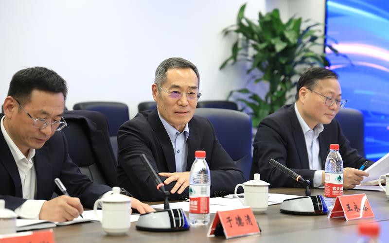 中国老龄产业协会专职驻会副秘书长、科技委主任王永春(中)在研讨会上发言。摄/新京报记者 王远征