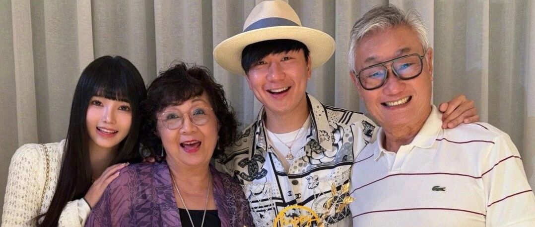 林俊杰借母亲70大寿官宣恋情！晒出女友与全家合照
