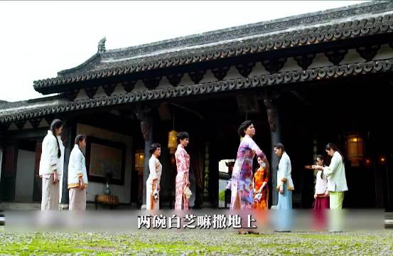 大房惩治小妾捡芝麻，不料却遭到丈夫的厌烦